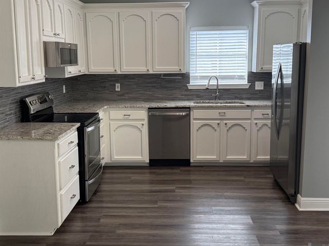 18423 White Oak Dr, Prairieville, LA 70769