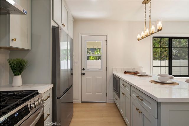 6611 Glade, Woodland Hills, CA 91303