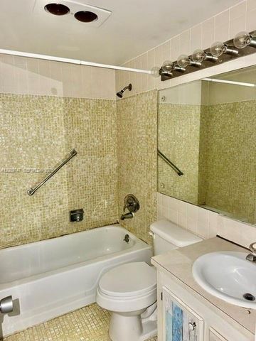 119 Salisbury E, West Palm Beach, FL 33417