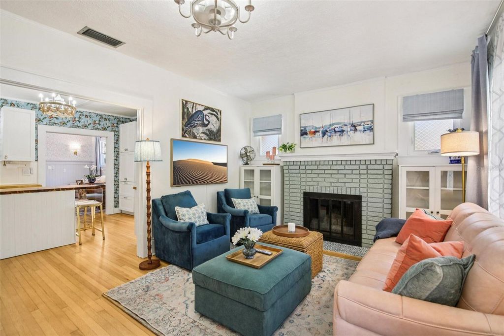 Image 4 of property listing at 1135 MARINE STREET, Clearwater, FL 33755