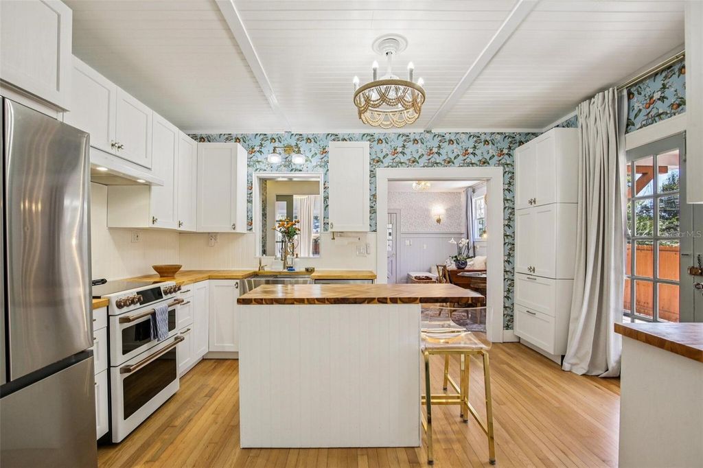 Image 7 of property listing at 1135 MARINE STREET, Clearwater, FL 33755