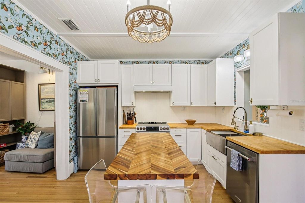 Image 9 of property listing at 1135 MARINE STREET, Clearwater, FL 33755