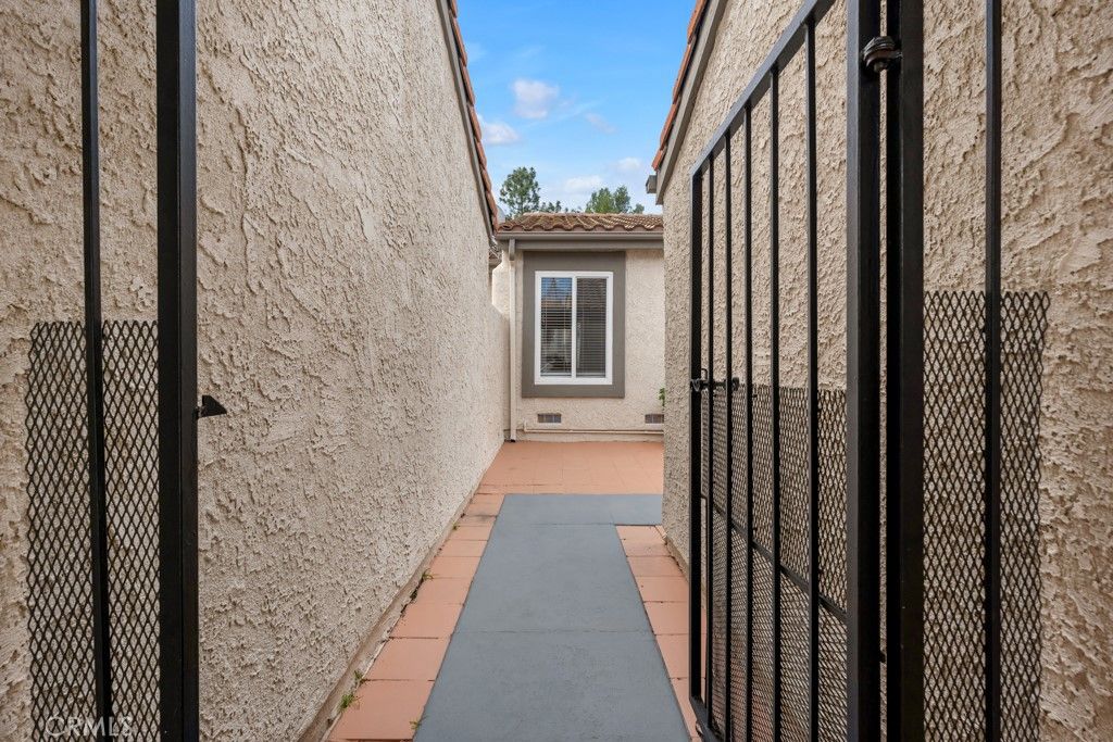 Image 3 of property listing at 11435 Tampa 90, Porter Ranch, CA 91326