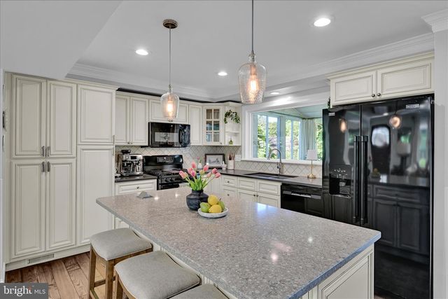 1842 LONGVIEW DR, Lancaster, PA 17601