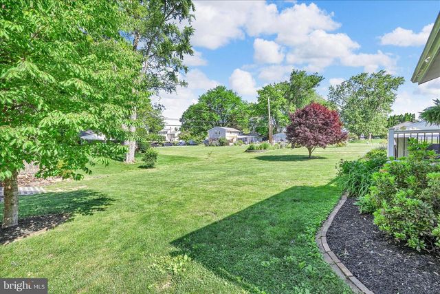 1842 LONGVIEW DR, Lancaster, PA 17601