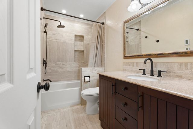 1300 Maple Drive, Grove, OK 74344