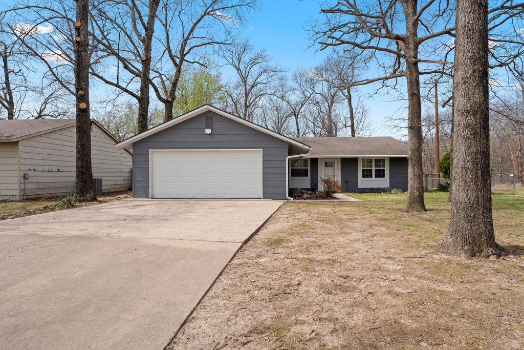 1300 Maple Drive, Grove, OK 74344