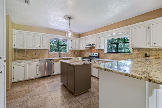 144 L K Walker, Livingston, TX 77351