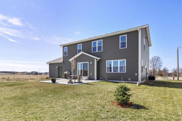 302 Autumn Crest Lane, Lake Mills, WI 53551