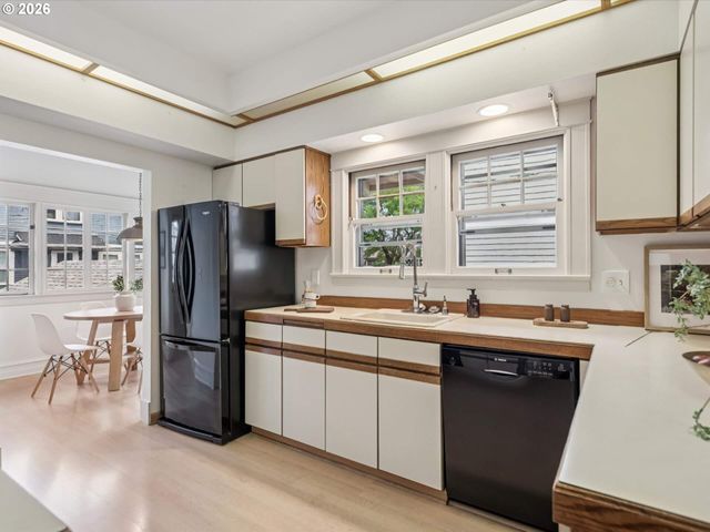 4023 Ne LADDINGTON Ct, Portland, OR 97232