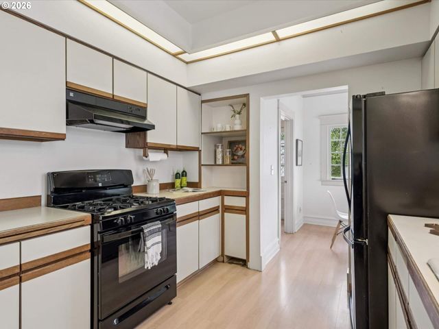 4023 Ne LADDINGTON Ct, Portland, OR 97232
