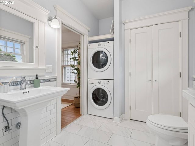 4023 Ne LADDINGTON Ct, Portland, OR 97232