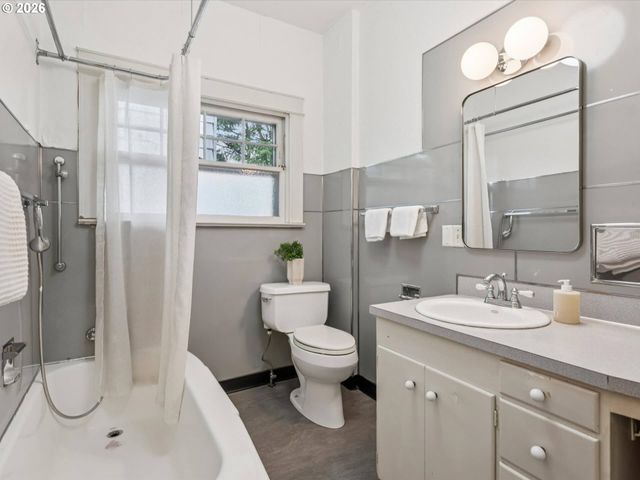 4023 Ne LADDINGTON Ct, Portland, OR 97232