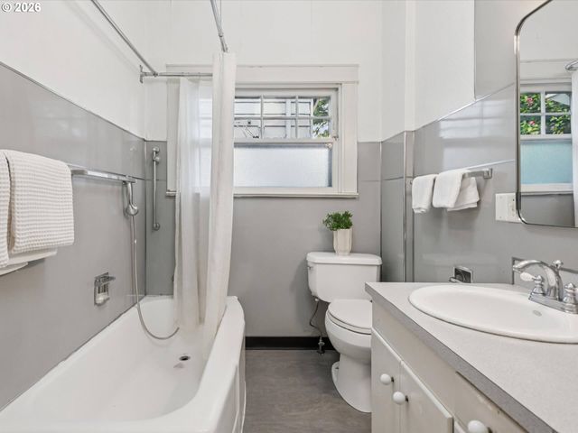4023 Ne LADDINGTON Ct, Portland, OR 97232