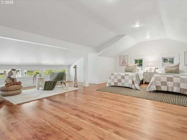 4023 Ne LADDINGTON Ct, Portland, OR 97232