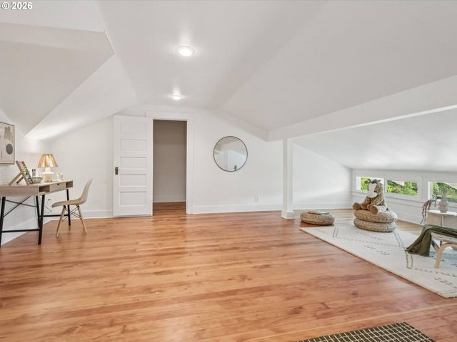 4023 Ne LADDINGTON Ct, Portland, OR 97232
