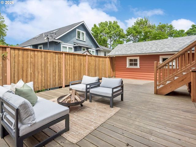 4023 Ne LADDINGTON Ct, Portland, OR 97232