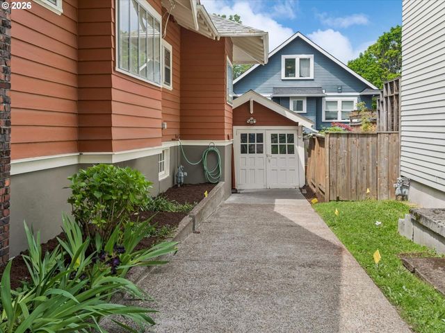 4023 Ne LADDINGTON Ct, Portland, OR 97232