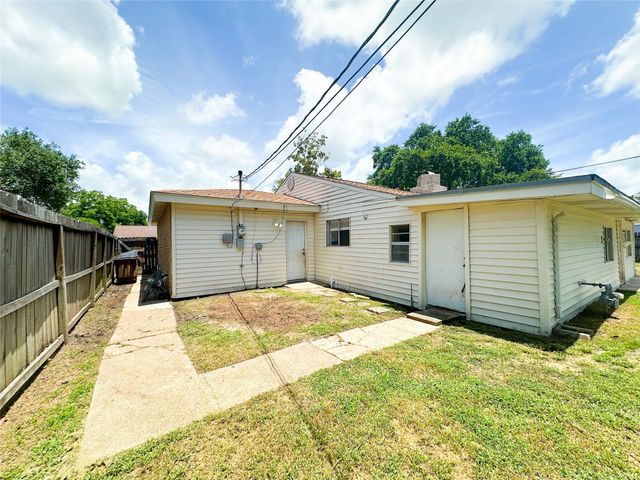 4904 Meadow Lark Lane, Dickinson, TX 77539