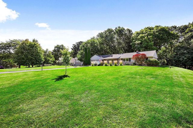 W253 Hillendale DRIVE, Oconomowoc, WI 53066