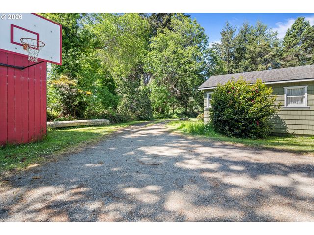 803 OHIO Ave, Bandon, OR 97411