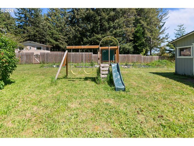 803 OHIO Ave, Bandon, OR 97411