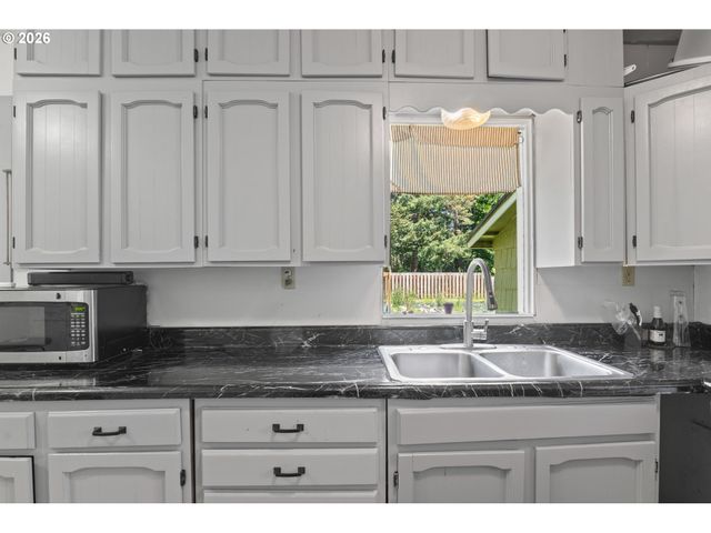 803 OHIO Ave, Bandon, OR 97411