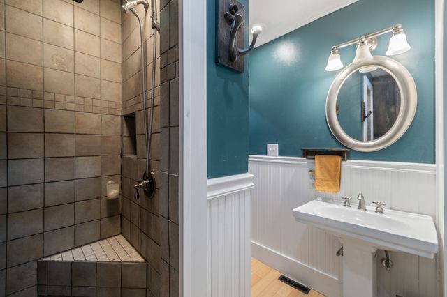 2120 40th Street, Des Moines, IA 50310