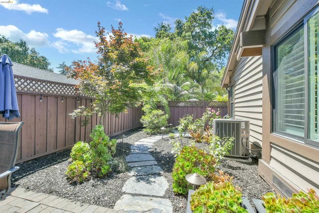 215 Charter Oak Circle, Walnut Creek, CA 94597
