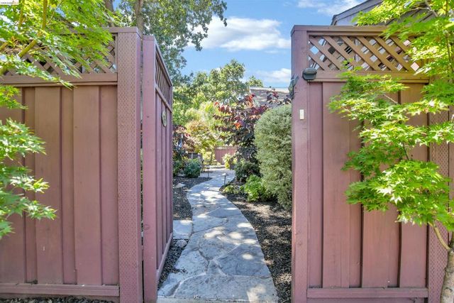 215 Charter Oak Circle, Walnut Creek, CA 94597