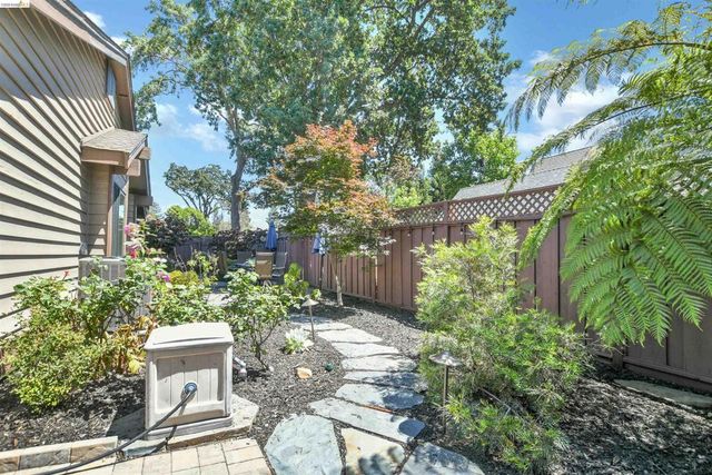 215 Charter Oak Circle, Walnut Creek, CA 94597