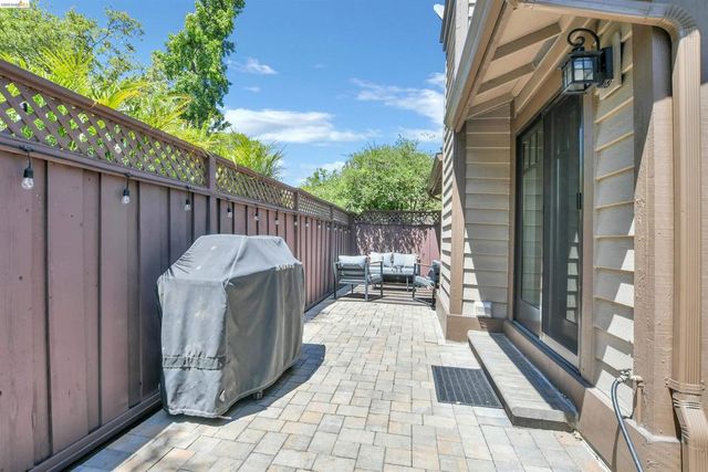 215 Charter Oak Circle, Walnut Creek, CA 94597