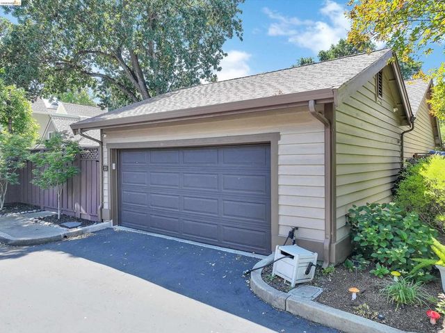 215 Charter Oak Circle, Walnut Creek, CA 94597