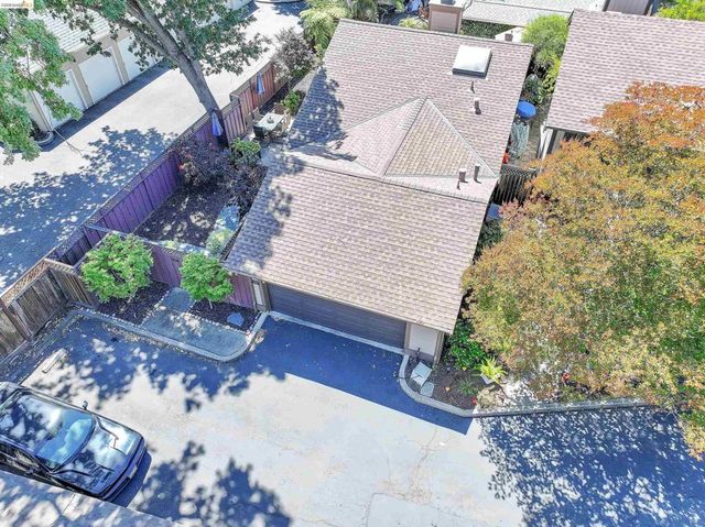 215 Charter Oak Circle, Walnut Creek, CA 94597