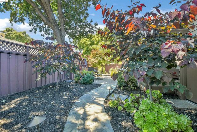 215 Charter Oak Circle, Walnut Creek, CA 94597