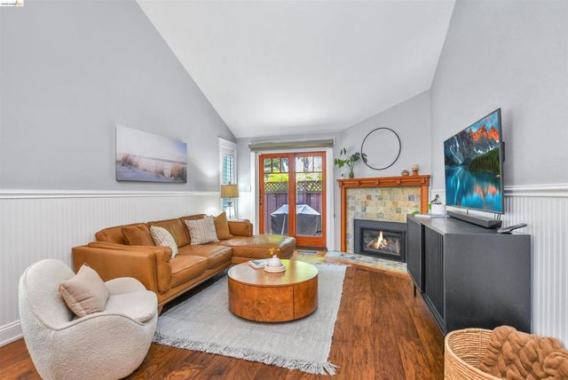 215 Charter Oak Circle, Walnut Creek, CA 94597