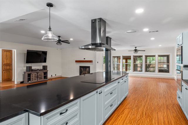 102 Juniper Court, Hudson Oaks, TX 76087