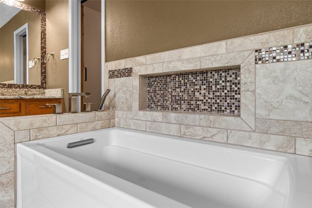 102 Juniper Court, Hudson Oaks, TX 76087