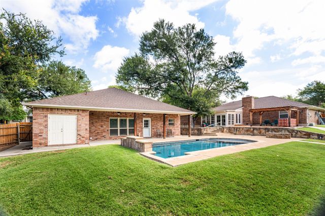102 Juniper Court, Hudson Oaks, TX 76087