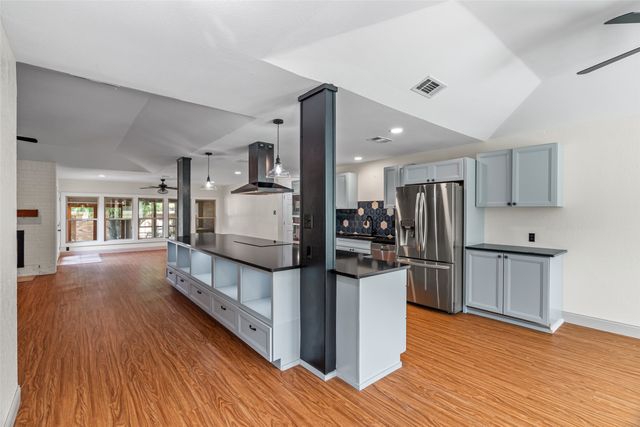 102 Juniper Court, Hudson Oaks, TX 76087