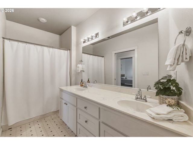 8 GARIBALDI St, Lake Oswego, OR 97035