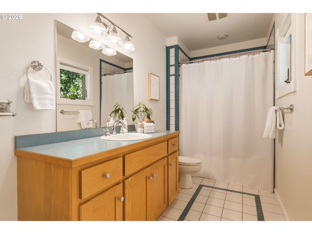 8 GARIBALDI St, Lake Oswego, OR 97035