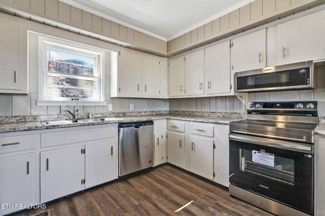423 S Main St, Byrdstown, TN 38549