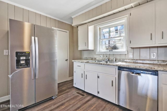 423 S Main St, Byrdstown, TN 38549