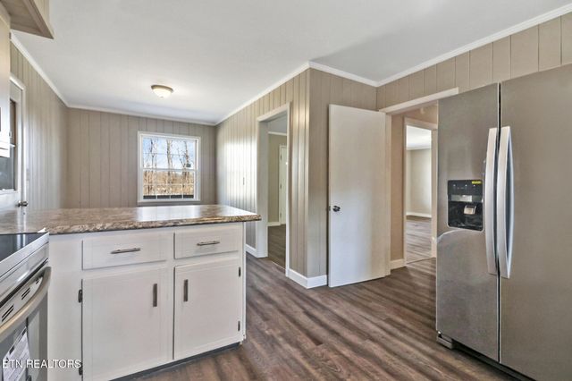 423 S Main St, Byrdstown, TN 38549