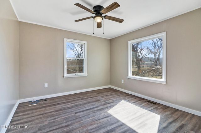 423 S Main St, Byrdstown, TN 38549