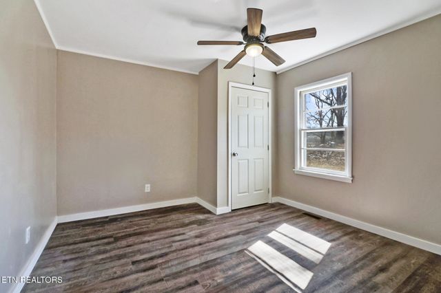423 S Main St, Byrdstown, TN 38549