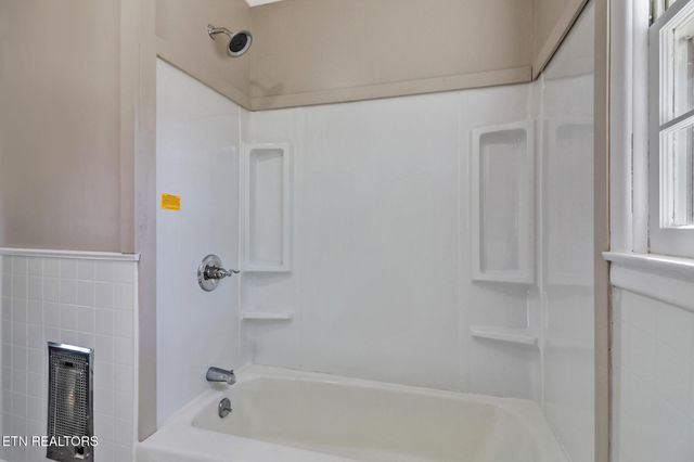 423 S Main St, Byrdstown, TN 38549