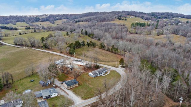 423 S Main St, Byrdstown, TN 38549
