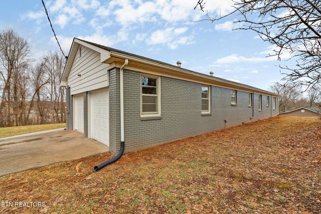 423 S Main St, Byrdstown, TN 38549